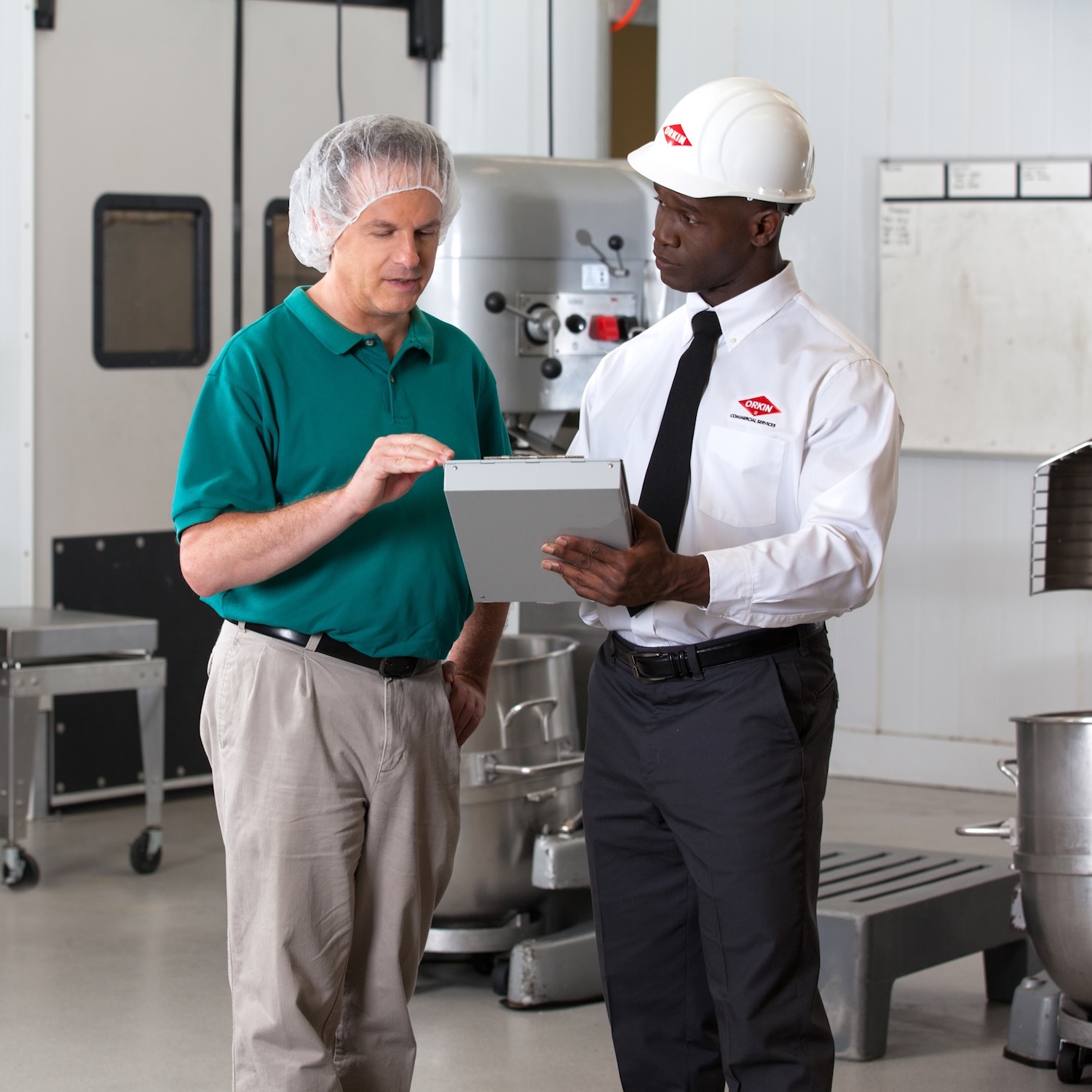 Technicien Orkin réalisant une inspection de dératisation et un audit antiparasitaire dans une usine agroalimentaire en Côte d'Ivoire